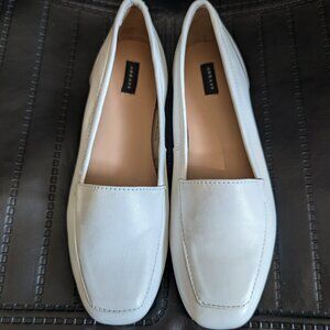 White Leather Flats Freedom by ARRAY Size 7M